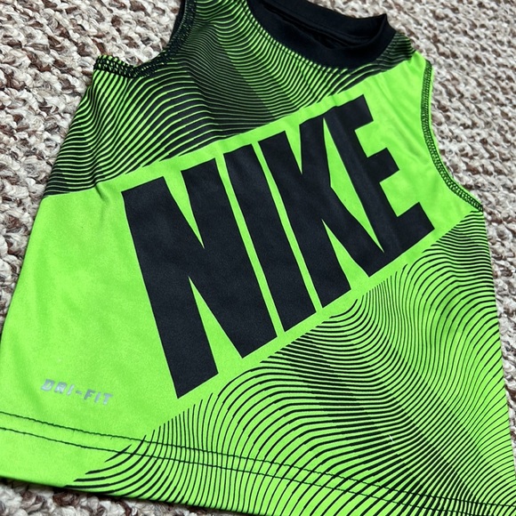 ‎Nike - Picture 2 of 5